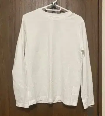 화이트 긴팔 T셔츠