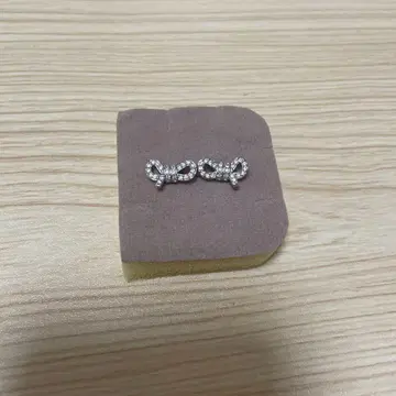 스와로브스키 리본형 크리스탈 귀걸이