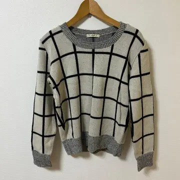 그레이와 블랙 체크 무늬 니트 스웨터