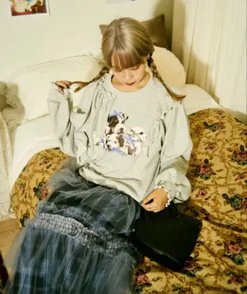 쿠틸과 레트로 체크 리본 애니멀 맨투맨 그레이