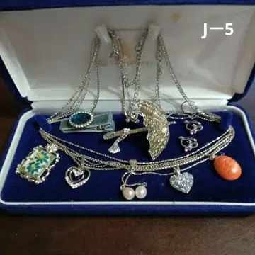 유품 생전 정리 액세서리 모음 실버색 목걸이 5개 브로치, 귀찌, 핑