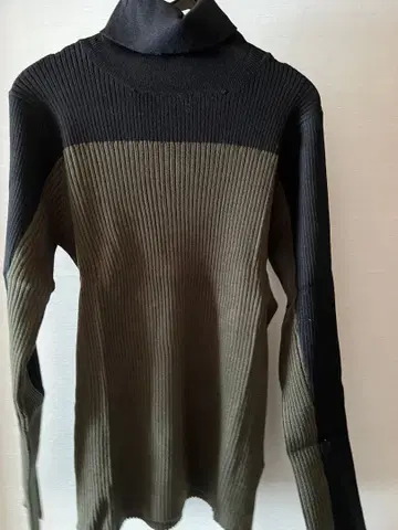 LASUD 터틀넥 스웨터 블랙 카키