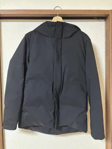 UNITED TOKYO (유나이티드 도쿄) 라미네이티드 후디드 다운