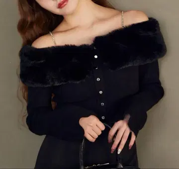 오프숄더 퍼 니트 스웨터 블랙