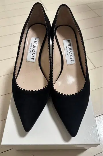 NEBULONI 블랙 스웨이드 펌프스