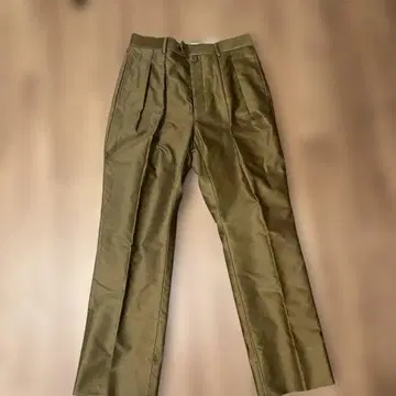 NEAT 플리츠 치노 팬츠 올리브