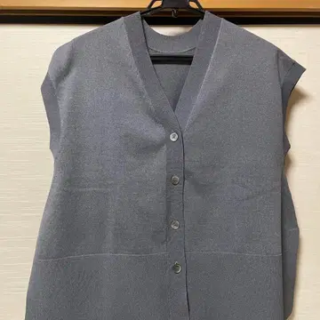 그레이 V넥 니트 베스트 버튼 포함