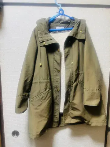 올리브색 후드 부착 모즈 코트