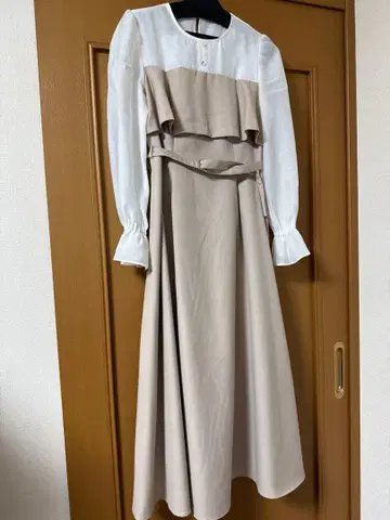 PROPORTION 프릴 디자인 원피스 베이지