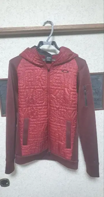 오클리 후드 부착 자켓 팥색 M 사이즈