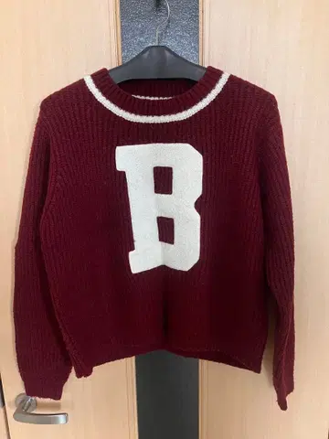 [ East Boy ] 버건디 B 자수 니트 스웨터