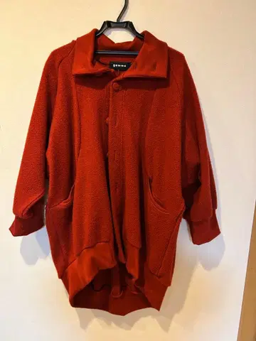 고무 마키히로시게 빨간색 버튼 달린 코트