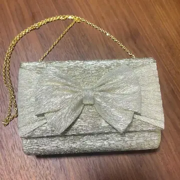 리본 포함 실버 클러치백