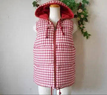 리버서블 빨간색 다운 베스트 P 자수