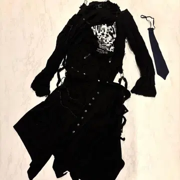 펑크 롱T와 허리 랩 스커트 넥타이