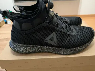 Reebok 블랙스니커즈 THE PUMP