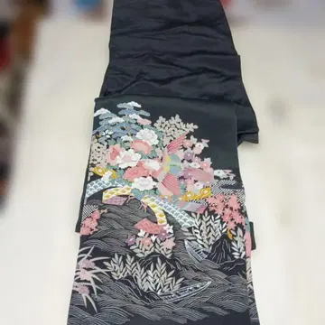 검정 토메소데 꽃무늬와 새 자수