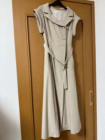 LILY BROWN 슬리브리스 셔츠 원피스 베이지