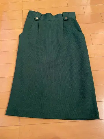 다크 그린 버튼 포함 타이트 스커트 S