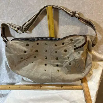 베이지 숄더백 스터드 부착