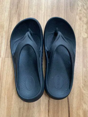 Oofos 블랙 리커버리 샌들 플립플랍