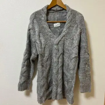 그레이 케이블 짜임 V넥 니트