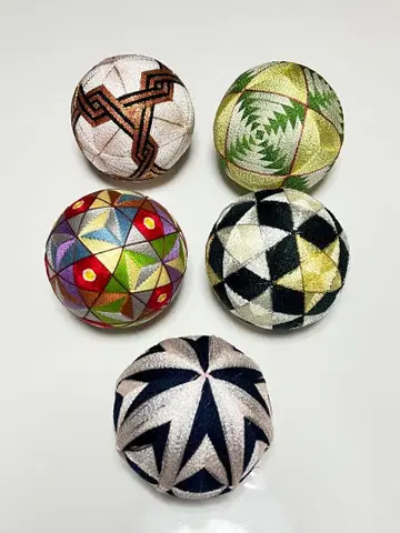 자수 무늬 장식용 볼 세트