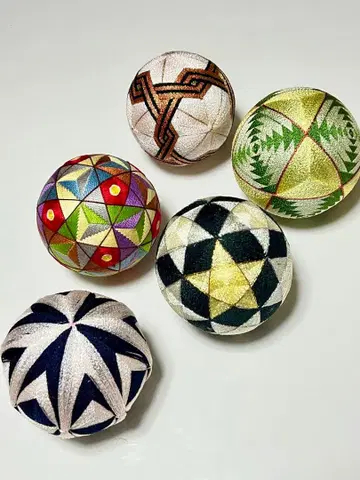 자수 무늬 장식용 볼 세트