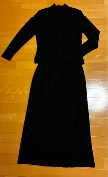 블랙 하이넥 상의 롱 스커트 셋업