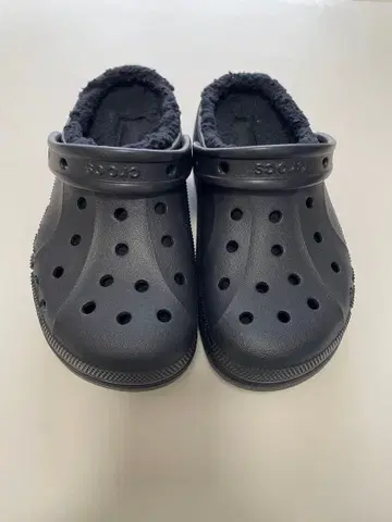 crocs 블랙 퍼(fur) 포함 클로그 샌들