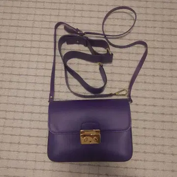 미사용 새상품 가죽 숄더백 골드 금장 장식