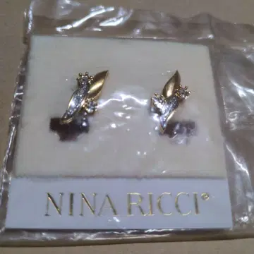 NINA RICCI 리프형 귀찌 스톤 포함 미개봉품