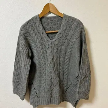 그레이 V넥 케이블 짜임 니트 스웨터