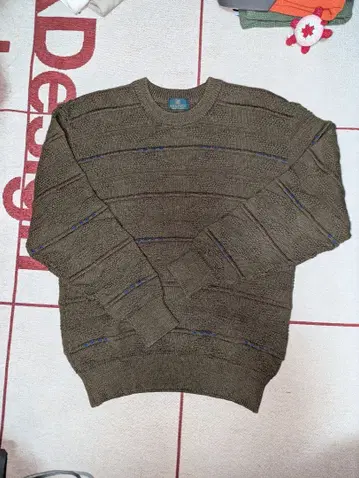 올리브 그린 스트라이프 니트 스웨터