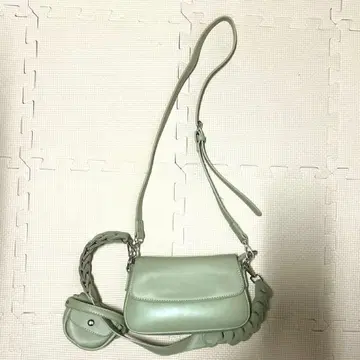 민트 그린 가죽 숄더백