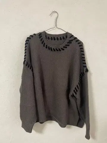 좋은 색상의 그레이 스웨터