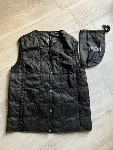 [새상품급] TAION 베이직 V넥 버튼 이너 다운 베스트 S사이즈 블랙