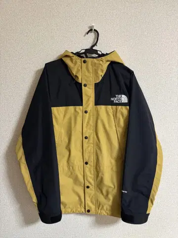 GORE-TEX 소재의 방수 후드 부착 마운틴 파카