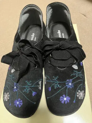 발에 편안하고 걷기 쉬운 미스쿄코 자수 장식 블랙 스웨이드 리본 신발