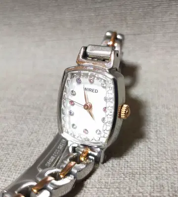 WIRED 스퀘어형 손목시계 실버/로즈 골드 작동