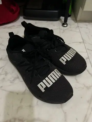 PUMA 블랙 스니커즈