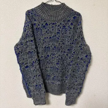 그레이와 파랑의 레이스 짜임 니트 스웨터