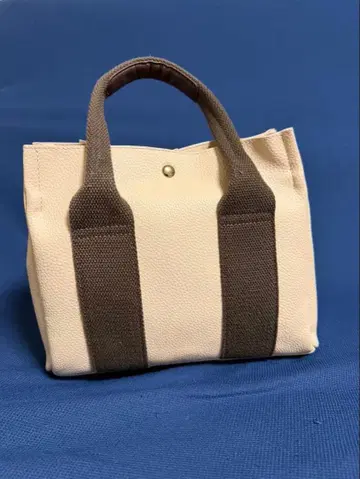 화이트 합성 피혁 핸드백 노브랜드