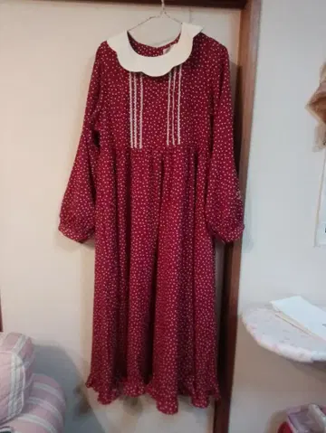 빨간색 도트 무늬 긴팔 원피스