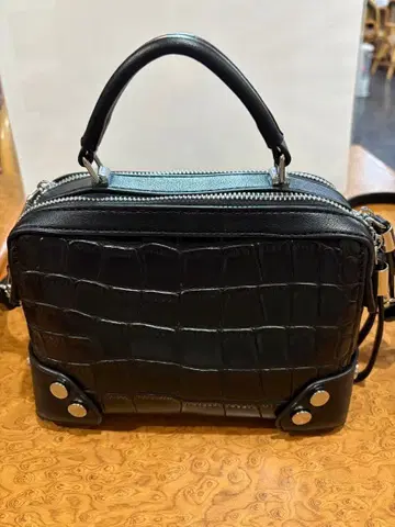 크로커다일 패턴 블랙 숄더백