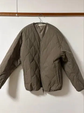 UNITED ARROWS 솔로텍스 퀼팅 노카라 블루종