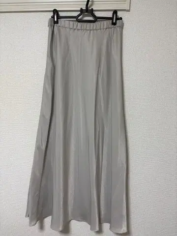 슬로브 이에나 글로시 새틴 플레어 스커트