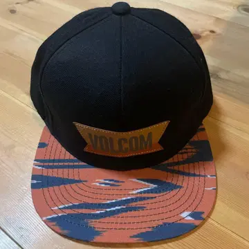 VOLCOM 스냅백 캡 블랙/오렌지