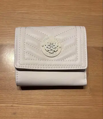 GUESS 화이트 퀼팅 3단 폴더형 지갑