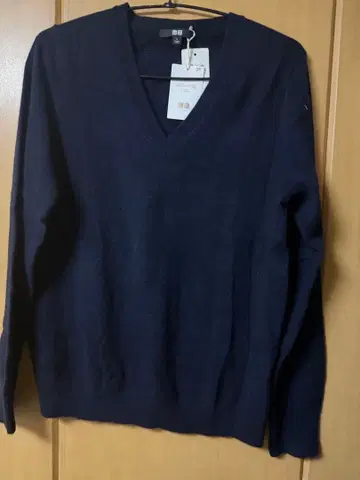 [ 새상품 ] 유니클로 캐시미어 V넥 스웨터 L